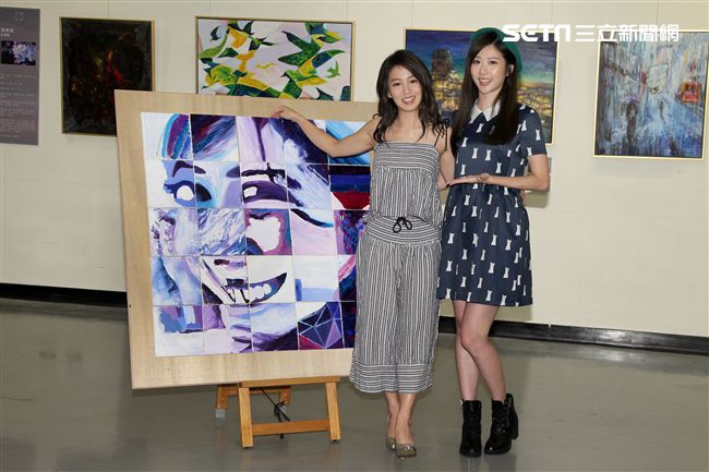 張景嵐「不可方物」創作聯展好友郭書瑤送上綠色畫家帽子，引起一陣聯想，現場笑聲不斷。（記者邱榮吉/攝影）