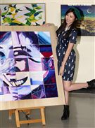 張景嵐「不可方物」創作聯展，和粉絲一起完成一幅畫。（記者邱榮吉/攝影）