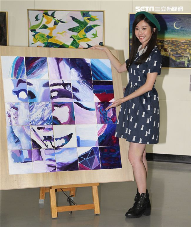 張景嵐「不可方物」創作聯展，和粉絲一起完成一幅畫。（記者邱榮吉/攝影）