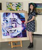 張景嵐「不可方物」創作聯展，和粉絲一起完成一幅畫。（記者邱榮吉/攝影）