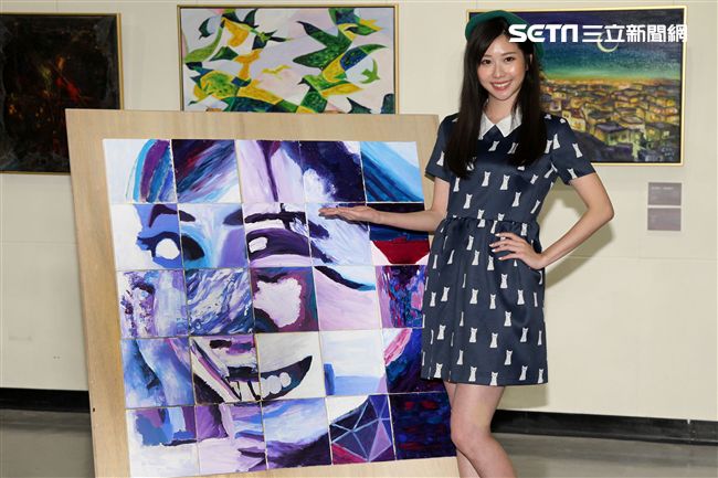 張景嵐「不可方物」創作聯展，和粉絲一起完成一幅畫。（記者邱榮吉/攝影）