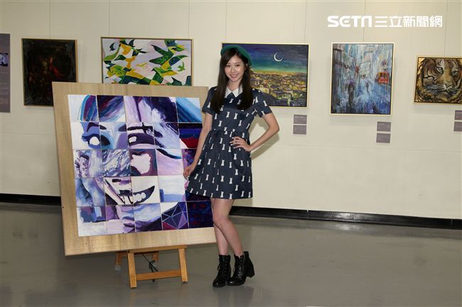 張景嵐「不可方物」創作聯展，和粉絲一起完成一幅畫。（記者邱榮吉/攝影）
