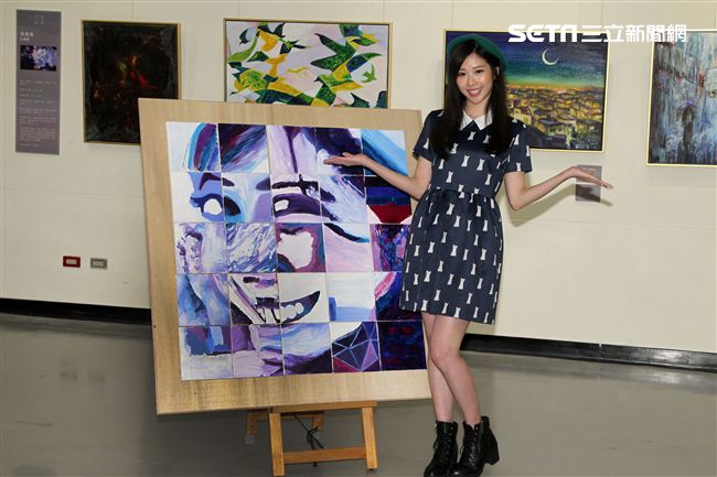 張景嵐「不可方物」創作聯展，和粉絲一起完成一幅畫。（記者邱榮吉/攝影）