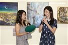 張景嵐「不可方物」創作聯展好友郭書瑤送上綠色畫家帽子，引起一陣聯想，現場笑聲不斷。（記者邱榮吉/攝影）