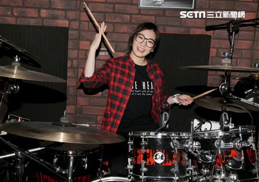 美女正妹鼓手羅小白有四分之一的阿美族血統，精湛的鼓藝和甜美的外表累積超高人氣，夯到韓國。（記者邱榮吉/攝影）