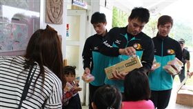 高國慶、黃浩然、林承飛、朱俊祥到紅葉國小送愛心（圖／原棒協提供）