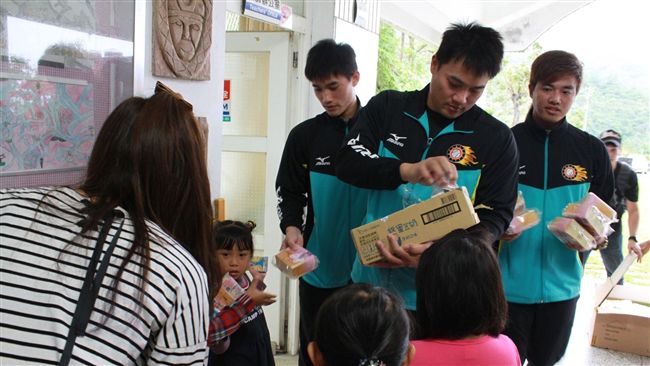 紅葉村遭颱風重創　中職4球星送愛心