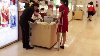 百貨週年慶櫃姐好拚　杵拐杖跛腳上班