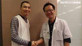 ▲患者林先生（左）靠多針電燒術摧毀被血管包圍的肝腫瘤保住一命。（圖／雙和醫院提供）