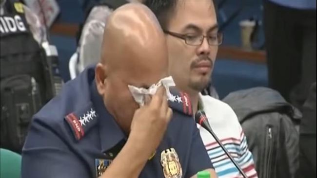 影／菲警長當眾落淚　理由讓人超感動
