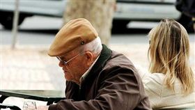 ▲全國約231萬人為失能、失智家人照顧所影響。(圖非新聞當事人／Flickr　CC授權／原作者Pedro Ribeiro Simões／網址http://bit.ly/1OEUEQz)