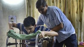 Ravi Rai,印度,開刀,骨折,手術,石膏,鋼釘,轉院,道歉／印度斯坦時報