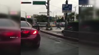 天冷暖身操？騎士腳夾電線桿仰臥起坐