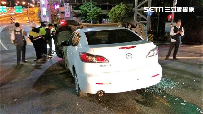 計程車左轉遭馬三撞翻　乘客受傷送醫