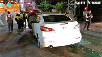 計程車左轉遭馬三撞翻　乘客受傷送醫