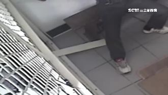 脫褲飆罵又踹門　醉漢大鬧派出所