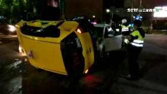 計程車搶快黃燈左轉　直行車迎面撞翻