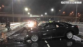 林姓小開酒駕在成蘆橋上自撞分隔島後陷入昏迷，女性友人則氣胸身亡（翻攝畫面）