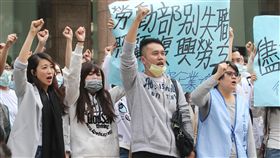 興航工會：籲勞動部出面介入（3）
復興航空企業工會24日前往勞動部抗議，提出要求勞動
部出面介入復興航空勞資爭議案，反對關廠、反對解雇
等訴求。
中央社記者謝佳璋攝  105年11月24日