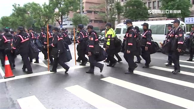 對警察比中指　男遭判60小時勞務