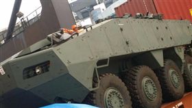 香港遭攔裝甲車(圖/翻攝自臉書)