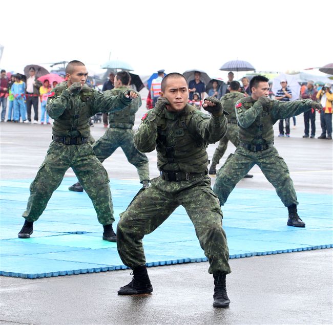 特戰弟兄在清泉崗基地營區開放，戰技操演。（記者邱榮吉/攝影）