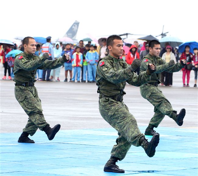 特戰弟兄在清泉崗基地營區開放，戰技操演。（記者邱榮吉/攝影）