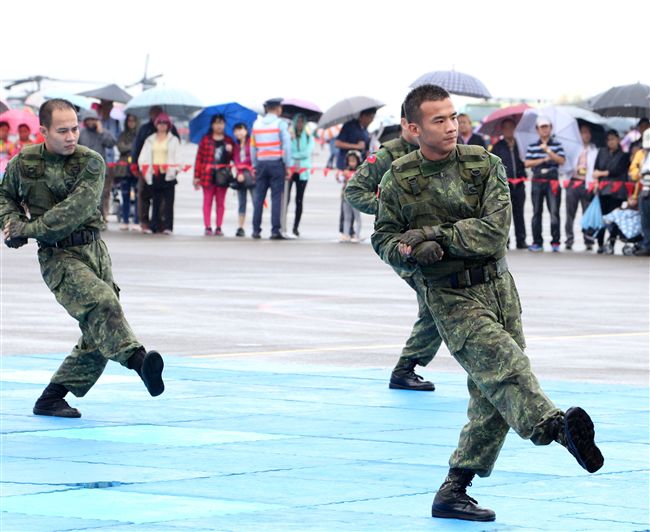 特戰弟兄在清泉崗基地營區開放，戰技操演。（記者邱榮吉/攝影）