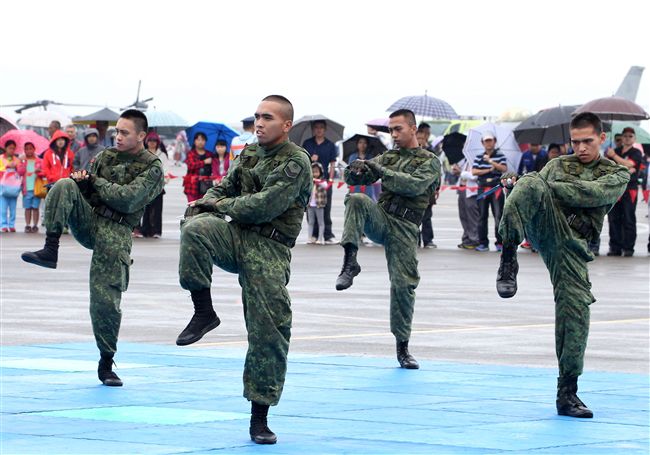 特戰弟兄在清泉崗基地營區開放，戰技操演。（記者邱榮吉/攝影）