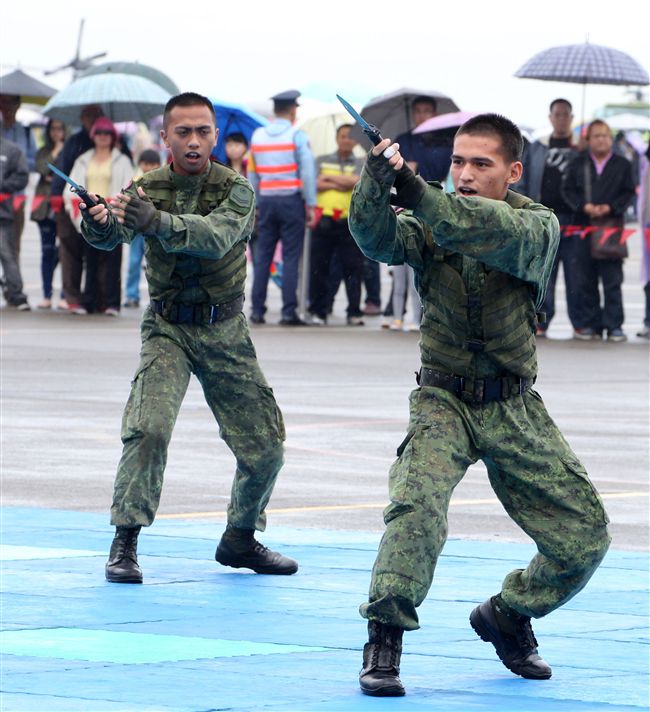 特戰弟兄在清泉崗基地營區開放，戰技操演。（記者邱榮吉/攝影）