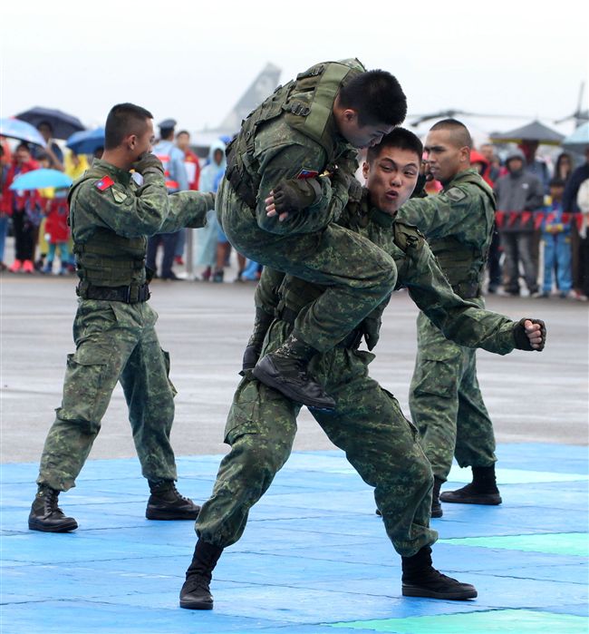 特戰弟兄在清泉崗基地營區開放，戰技操演。（記者邱榮吉/攝影）