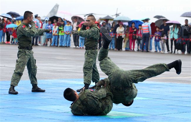 特戰弟兄在清泉崗基地營區開放，戰技操演。（記者邱榮吉/攝影）