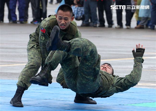 特戰弟兄在清泉崗基地營區開放，戰技操演。（記者邱榮吉/攝影）