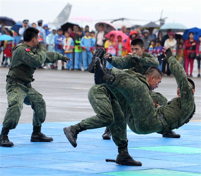 特戰弟兄在清泉崗基地營區開放，戰技操演。（記者邱榮吉/攝影）