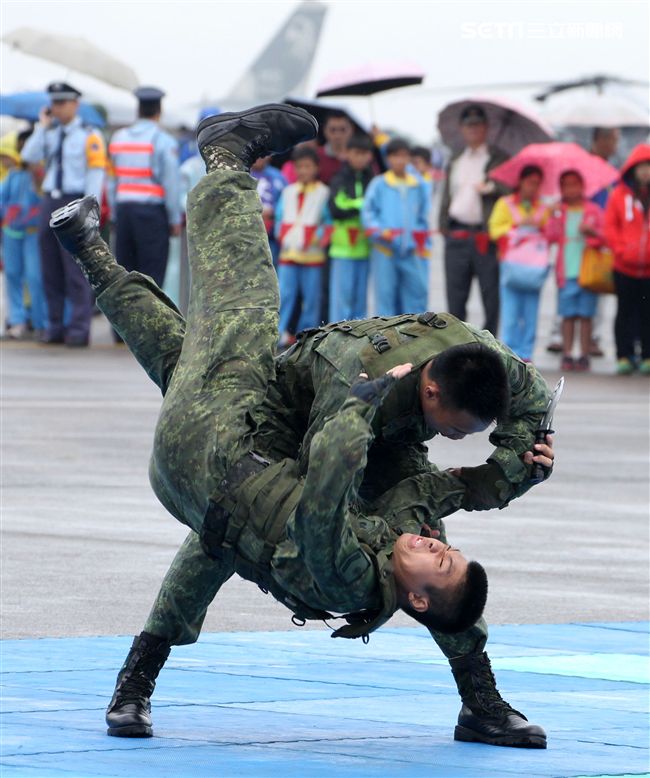 特戰弟兄在清泉崗基地營區開放，戰技操演。（記者邱榮吉/攝影）