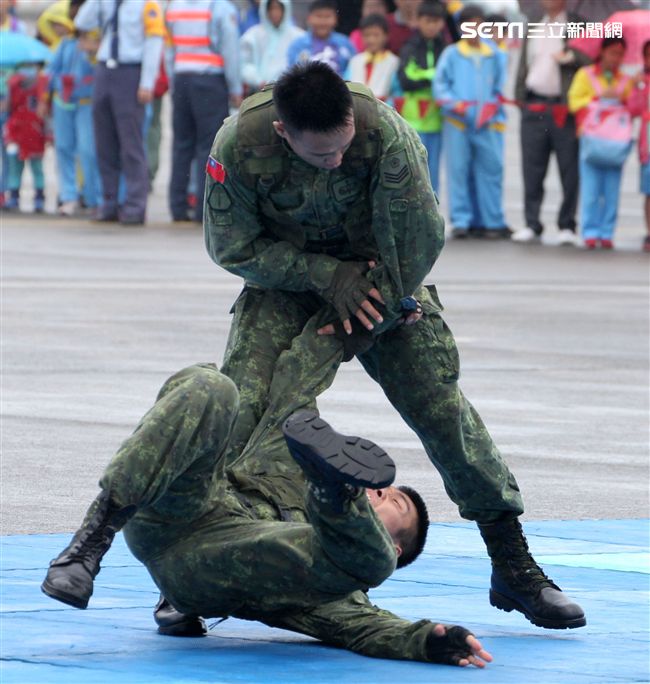 特戰弟兄在清泉崗基地營區開放，戰技操演。（記者邱榮吉/攝影）