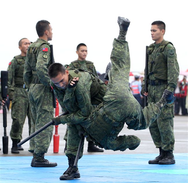 特戰弟兄在清泉崗基地營區開放，戰技操演。（記者邱榮吉/攝影）