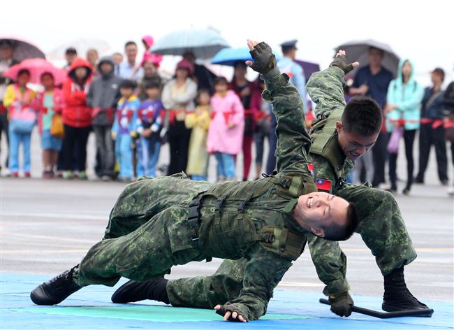 特戰弟兄在清泉崗基地營區開放，戰技操演。（記者邱榮吉/攝影）