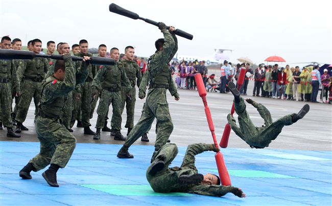 特戰弟兄在清泉崗基地營區開放，戰技操演。（記者邱榮吉/攝影）