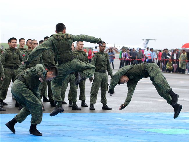 特戰弟兄在清泉崗基地營區開放，戰技操演。（記者邱榮吉/攝影）