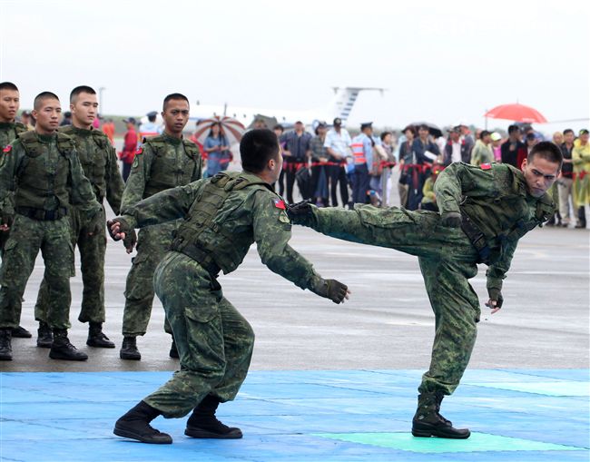 特戰弟兄在清泉崗基地營區開放，戰技操演。（記者邱榮吉/攝影）