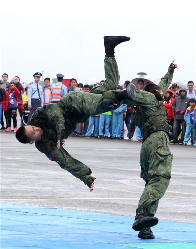 特戰弟兄在清泉崗基地營區開放，戰技操演。（記者邱榮吉/攝影）