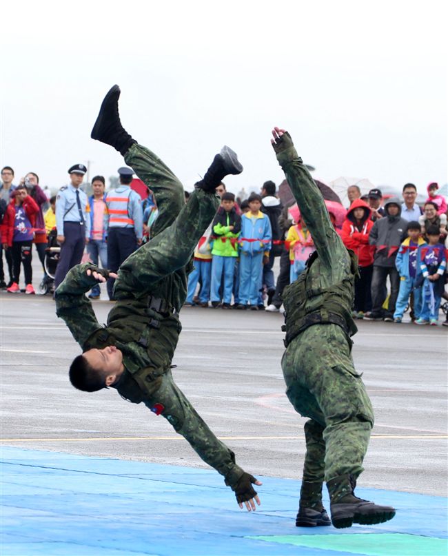 特戰弟兄在清泉崗基地營區開放，戰技操演。（記者邱榮吉/攝影）