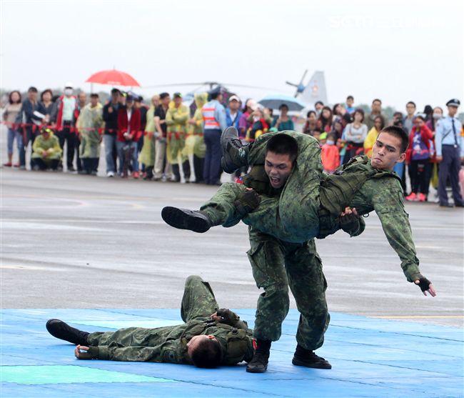 特戰弟兄在清泉崗基地營區開放，戰技操演。（記者邱榮吉/攝影）