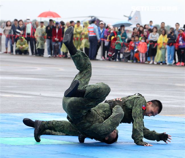 特戰弟兄在清泉崗基地營區開放，戰技操演。（記者邱榮吉/攝影）