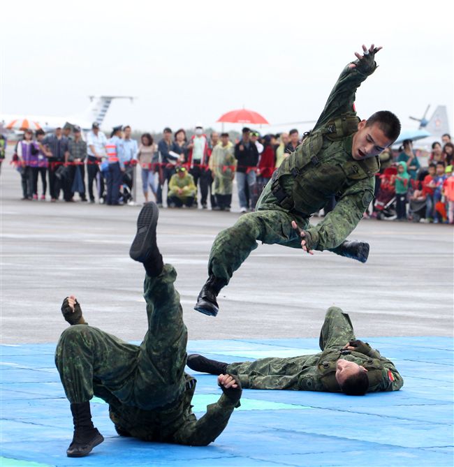 特戰弟兄在清泉崗基地營區開放，戰技操演。（記者邱榮吉/攝影）