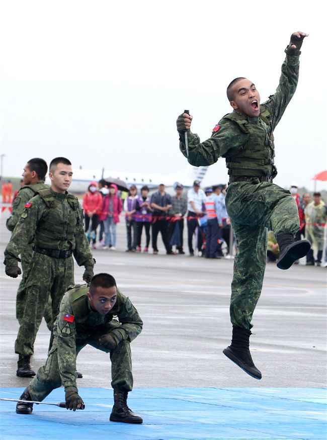 特戰弟兄在清泉崗基地營區開放，戰技操演。（記者邱榮吉/攝影）