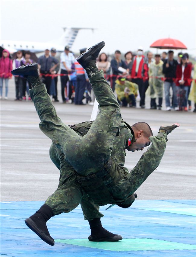 特戰弟兄在清泉崗基地營區開放，戰技操演。（記者邱榮吉/攝影）