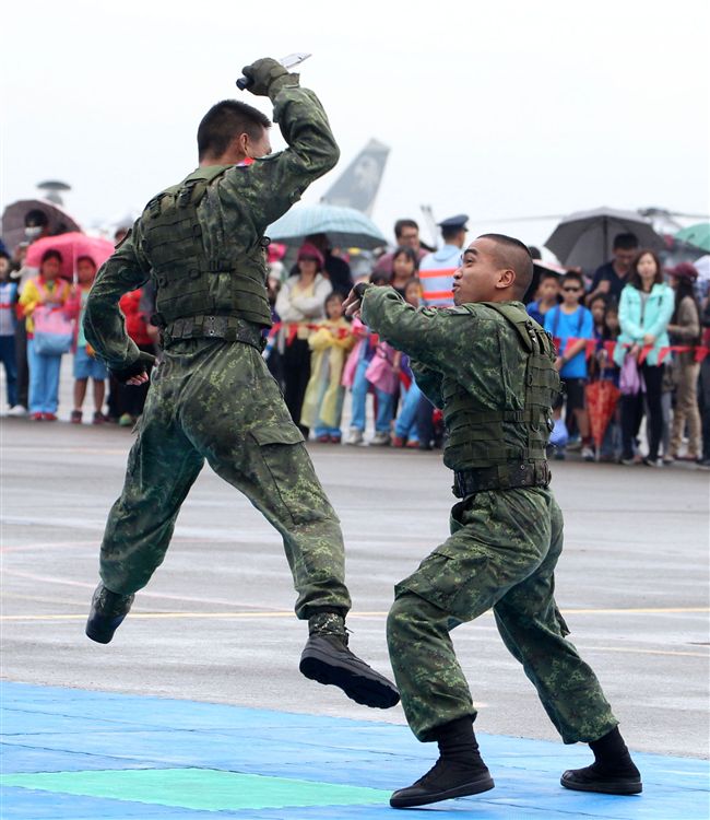特戰弟兄在清泉崗基地營區開放，戰技操演。（記者邱榮吉/攝影）