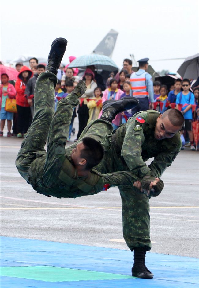 特戰弟兄在清泉崗基地營區開放，戰技操演。（記者邱榮吉/攝影）